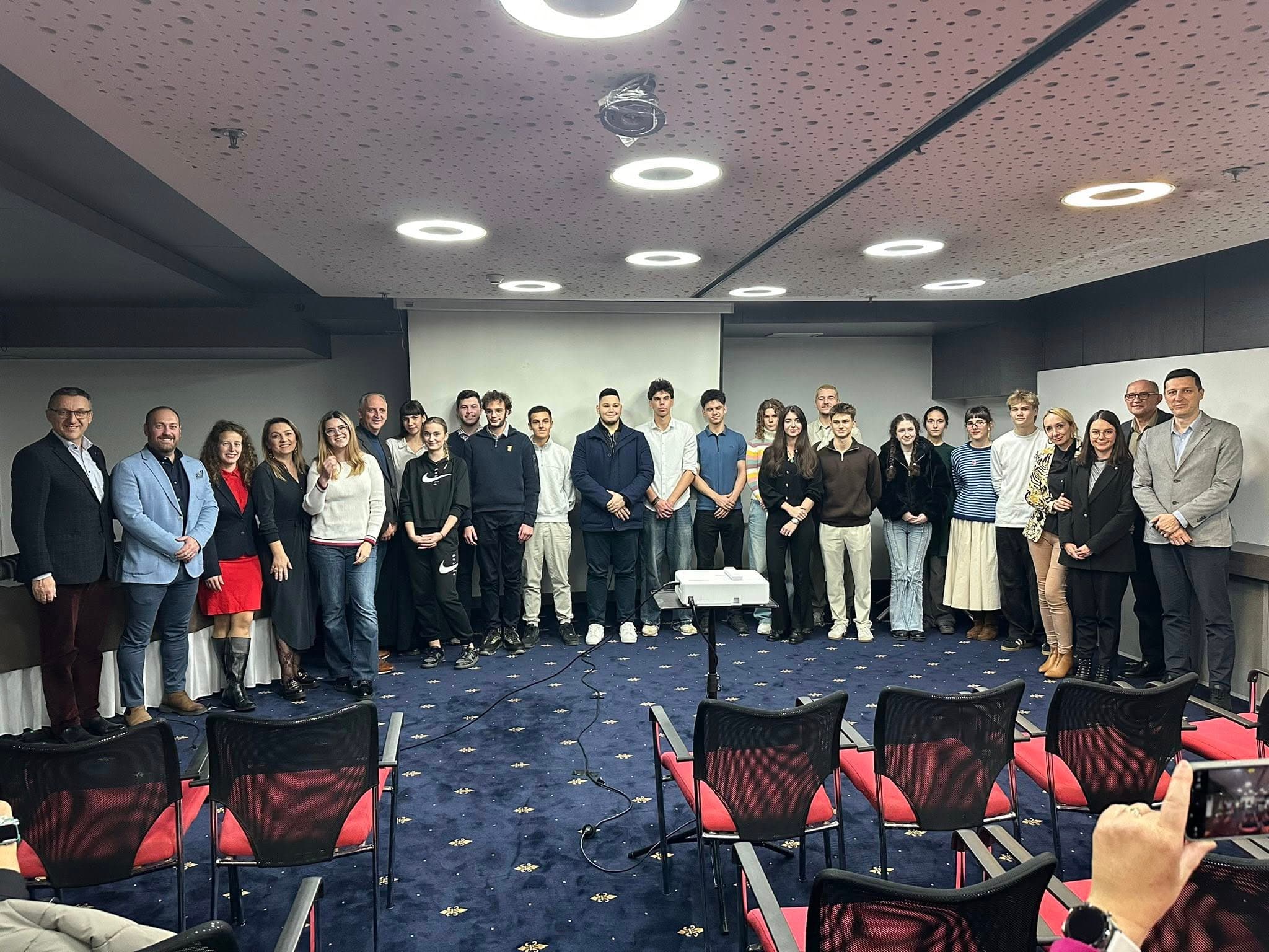 Neue Stipendiatinnen und Stipendiaten unterschreiben Verträge bei Rotary für Exzellenz - pregled slike 2