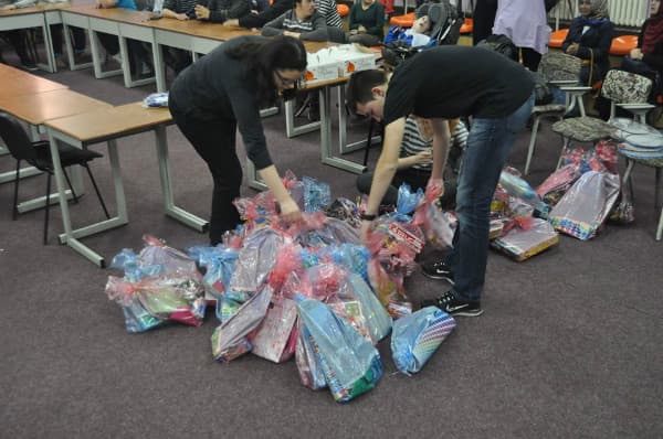 Geschenkpäckchen-Projekt des Interact Clubs Sarajevo - slika 1